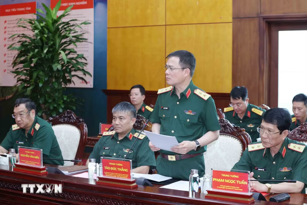 b85f70-_ttxvn-doan-kiem-tra-giam-sat-so-12-cua-bo-chinh-tri-lam-viec-voi-ban-thuong-vu-dang-uy-tap-doan-viettel-4.jpg.avif.jpg