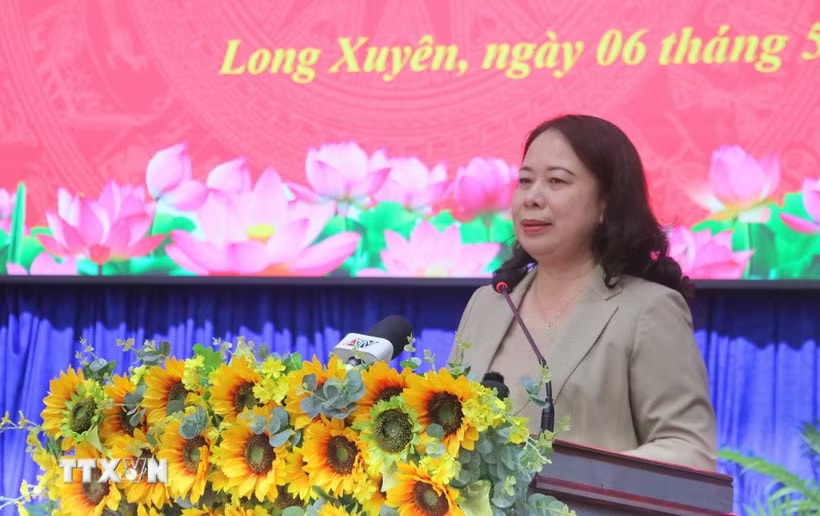 Phó Chủ tịch nước Võ Thị Ánh Xuân phát biểu tại buổi tiếp xúc cử phường Long Xuyên và xã An Châu, tỉnh An Giang. (Ảnh: Công Mạo/TTXVN)
