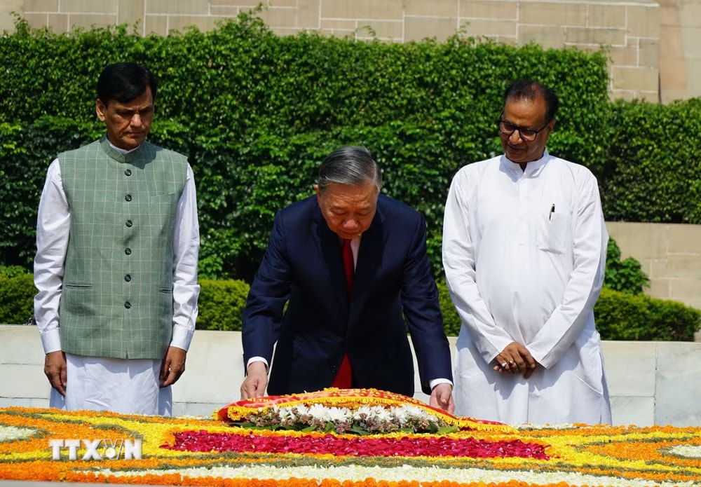 d25b40e00a3008b88edec9fed1fd4c0-_ttxvn-tong-bi-thu-chu-tich-nuoc-to-lam-dat-vong-hoa-tuong-niem-mahatma-gandhi-3.jpg.avif.jpg