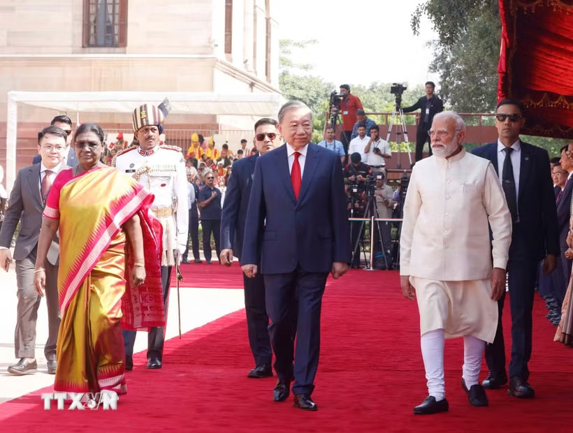 Tổng thống Droupadi Murmu và Thủ tướng Narendra Modi đồng chủ trì Lễ đón trọng thể Tổng Bí thư, Chủ tịch nước Tô Lâm thăm cấp Nhà nước tới Cộng hòa Ấn Độ. (Ảnh: Thống Nhất/TTXVN)