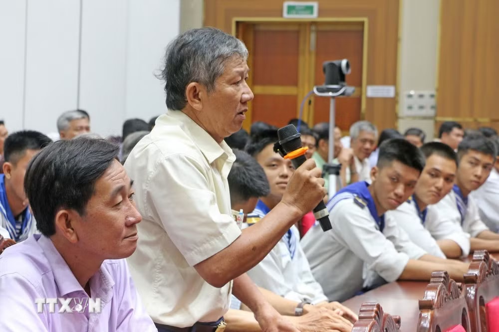 Ông Huỳnh Văn Chánh, cử tri khóm Tây Khánh 7, phường Long Xuyên (tỉnh An Giang) phát biểu ý kiến. (Ảnh: Công Mạo/TTXVN) ttxvn-pho-chu-tich-nuoc-vo-thi-anh-xuan-tiep-xuc-cu-tri-phuong-long-xuyen-va-xa-an-chau-tinh-an-giang2.jpg