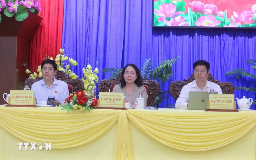 Phó Chủ tịch nước Võ Thị Ánh Xuân cùng Đoàn đại biểu Quốc hội đơn vị số 4 tỉnh An Giang lắng nghe các ý kiến của bà con cử tri. (Ảnh: Công Mạo/TTXVN) ttxvn-pho-chu-tich-nuoc-vo-thi-anh-xuan-tiep-xuc-cu-tri-phuong-long-xuyen-va-xa-an-chau-tinh-an-giang3.jpg