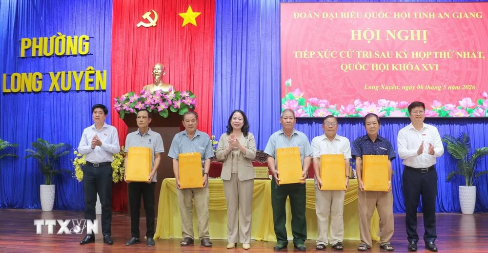Phó Chủ tịch nước Võ Thị Ánh Xuân và Đoàn đại biểu Quốc hội đơn vị số 4 tỉnh An Giang đã trao tặng 5 phần quà cho các gia đình chính sách có hoàn cảnh khó khăn trên địa bàn. (Ảnh: Công Mạo/TTXVN) ttxvn-pho-chu-tich-nuoc-vo-thi-anh-xuan-tiep-xuc-cu-tri-phuong-long-xuyen-va-xa-an-chau-tinh-an-giang5.jpg
