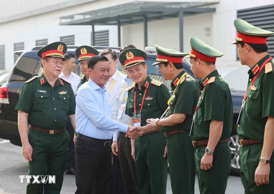 e78-_ttxvn-doan-kiem-tra-giam-sat-so-12-cua-bo-chinh-tri-lam-viec-voi-ban-thuong-vu-dang-uy-tap-doan-viettel-8.jpg.avif.jpg