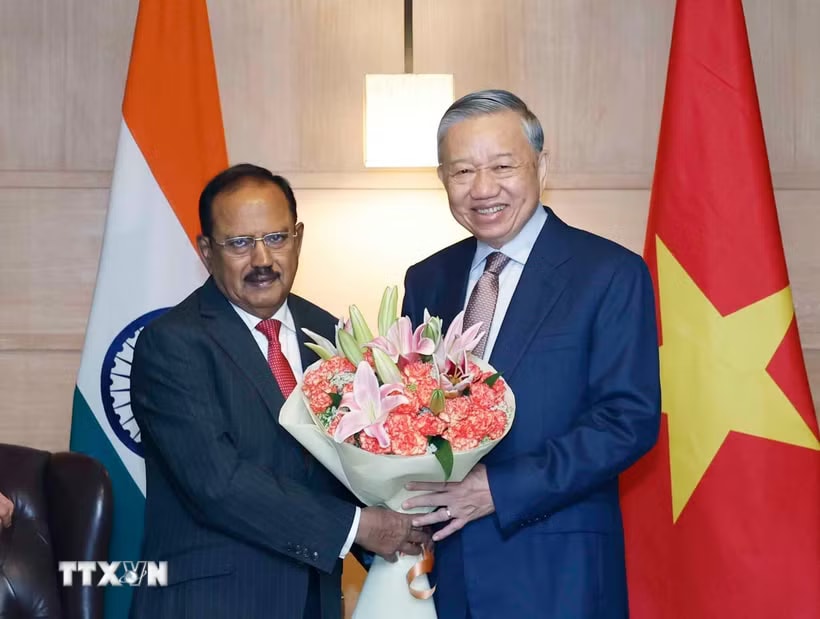 Cố vấn An ninh Quốc gia Ấn Độ Ajit Doval tặng hoa Tổng Bí thư, Chủ tịch nước Tô Lâm. (Ảnh: Thống Nhất/TTXVN)