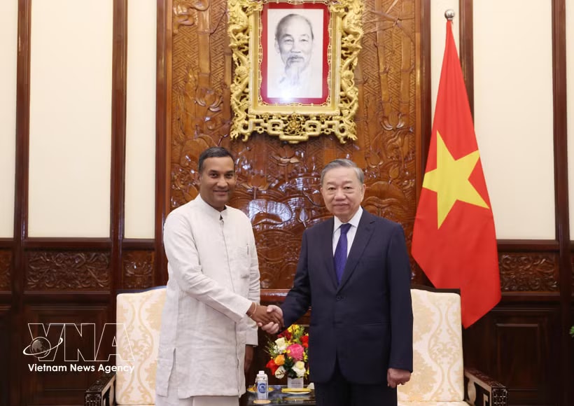 General Secretary of the Communist Party of Vietnam Central Committee and State President To Lam (R) receives Sri Lankan Ambassador to Vietnam Poshitha Perera. (Photo: VNA)