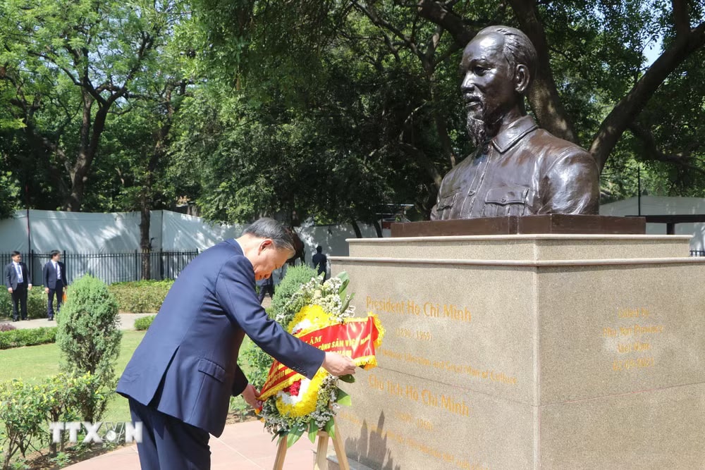 feb901aea868e56e8a402356a73-_ttxvn-tong-bi-thu-chu-tich-nuoc-to-lam-dat-vong-hoa-tai-tuong-chu-tich-ho-chi-minh-2.jpg.avif.jpg