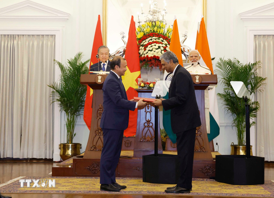 g-bi-thu-chu-tich-nuoc-to-lam-va-thu-tuong-cong-hoa-an-do-narendra-modi-chung-kien-le-trao-cac-van-kien-hop-tac-giua-2-nuoc4.jpg