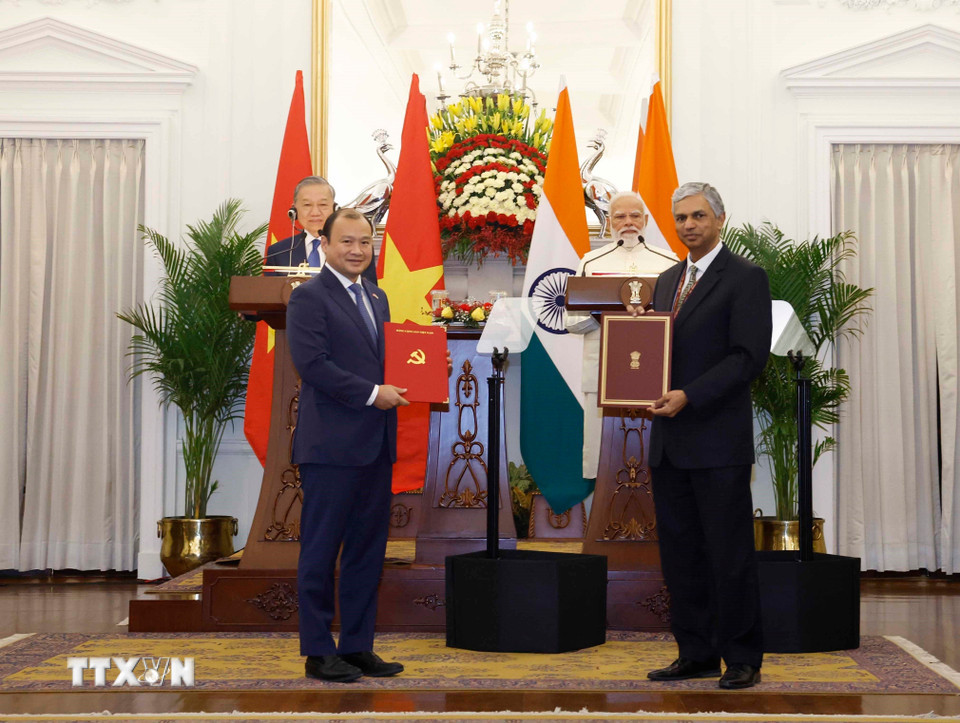 g-bi-thu-chu-tich-nuoc-to-lam-va-thu-tuong-cong-hoa-an-do-narendra-modi-chung-kien-le-trao-cac-van-kien-hop-tac-giua-2-nuoc5.jpg