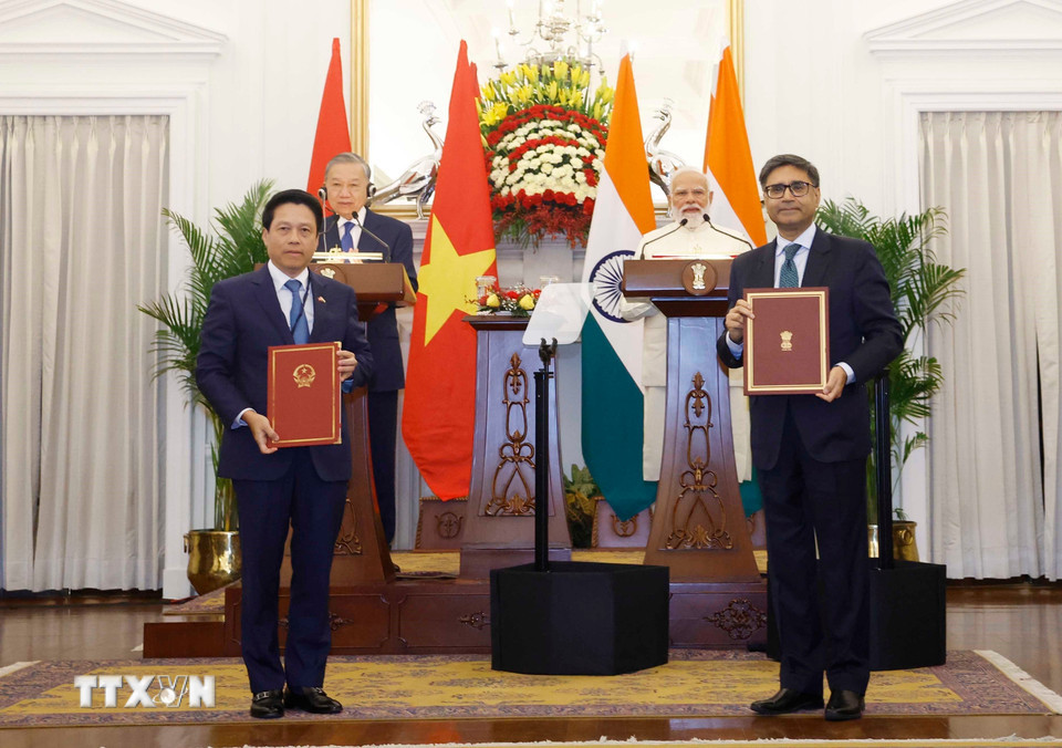 g-bi-thu-chu-tich-nuoc-to-lam-va-thu-tuong-cong-hoa-an-do-narendra-modi-chung-kien-le-trao-cac-van-kien-hop-tac-giua-2-nuoc6.jpg
