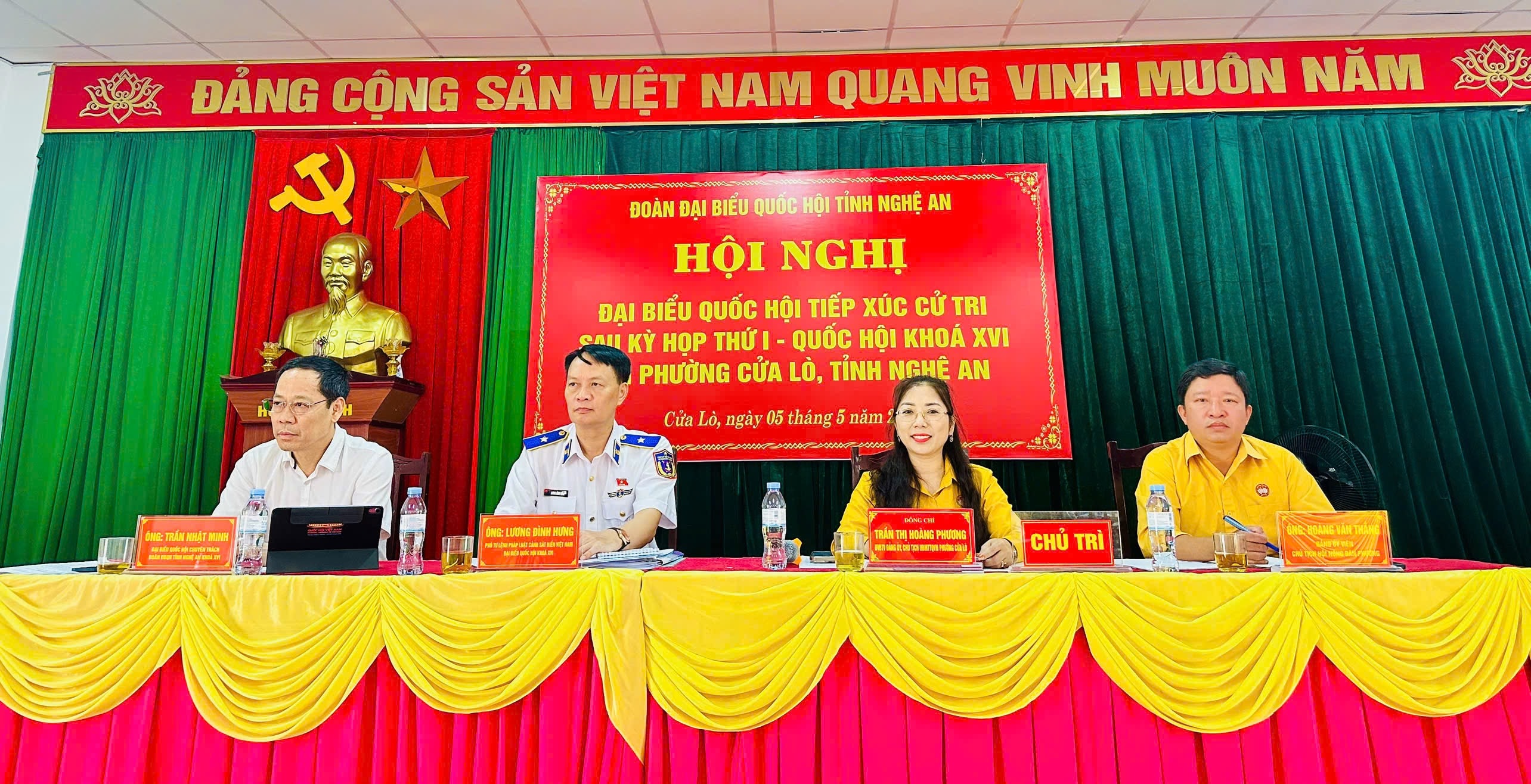 Các ĐBQH tiếp xúc cử tri phường Cửa Lò.
