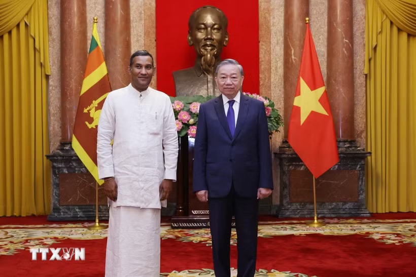 Tổng Bí thư, Chủ tịch nước Tô Lâm và Đại sứ Sri Lanka tại Việt Nam Poshitha Perera chụp ảnh chung. (Ảnh: Lâm Khánh/TTXVN)