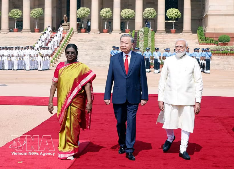 Indian President Droupadi Murmu (first from left) and PM Narendra Modi (first from right) co-chair the state welcome ceremony for General Secretary of the Communist Party of Vietnam (CPV) Central Committee and State President To Lam (Photo: VNA)