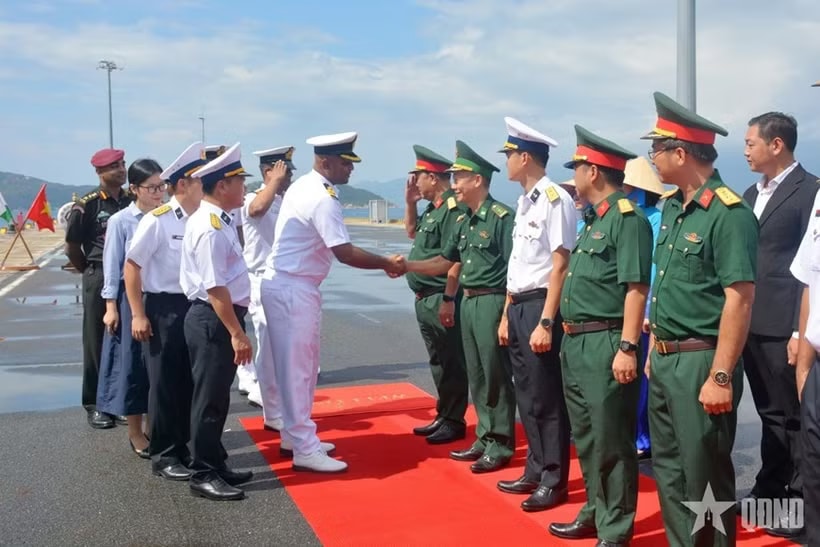 Representatives of military units in Khanh Hoa welcome the Indian naval delegation on May 5. (Photo: qdnd.vn) 