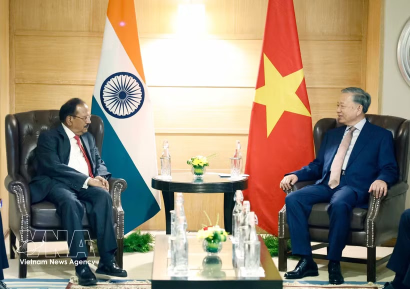 General Secretary of the Communist Party of Vietnam Central Committee and State President To Lam (R) receives Indian National Security Advisor Ajit Doval. (Photo: VNA)