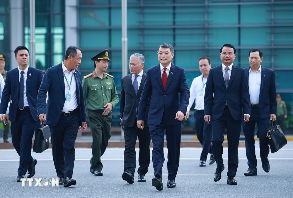 af948cd46cc9044ca6264ae392c1bcf2eab6-_ttxvn-thu-tuong-len-duong-tham-du-hoi-nghi-cap-cao-asean-48-tai-philippines-2.jpg.avif.jpg