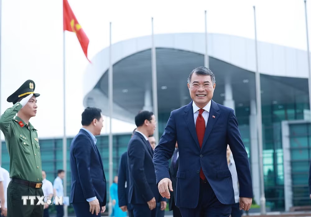 af94e50a6e0ea95bd8ccf618a930d8cd8eea-_ttxvn-thu-tuong-len-duong-tham-du-hoi-nghi-cap-cao-asean-48-tai-philippines-1.jpg.avif.jpg