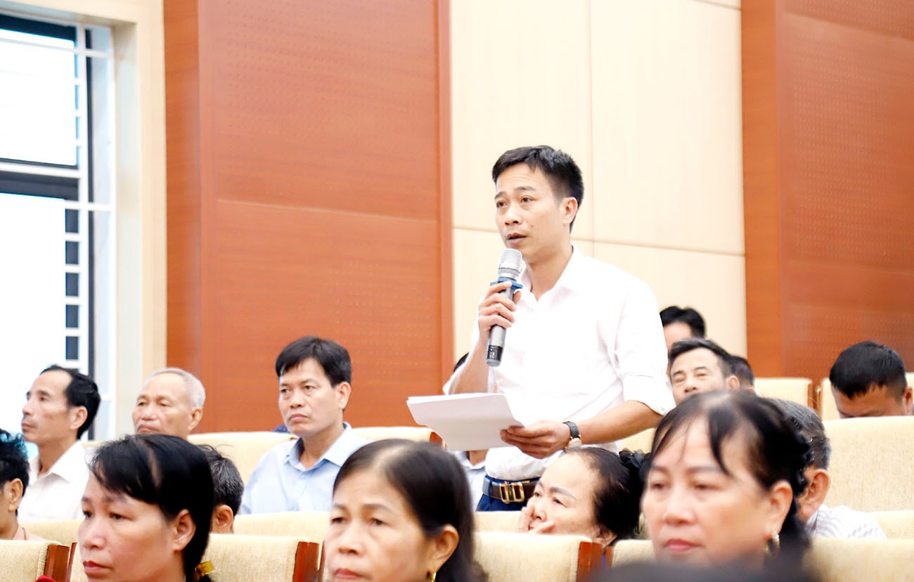 Pengundi di komune Thanh Ba menyuarakan pendapat mereka. Foto: Huyen Trang