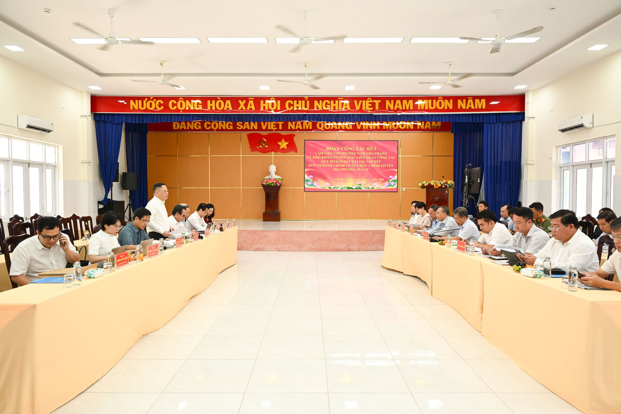 Quang cảnh buổi làm việc.