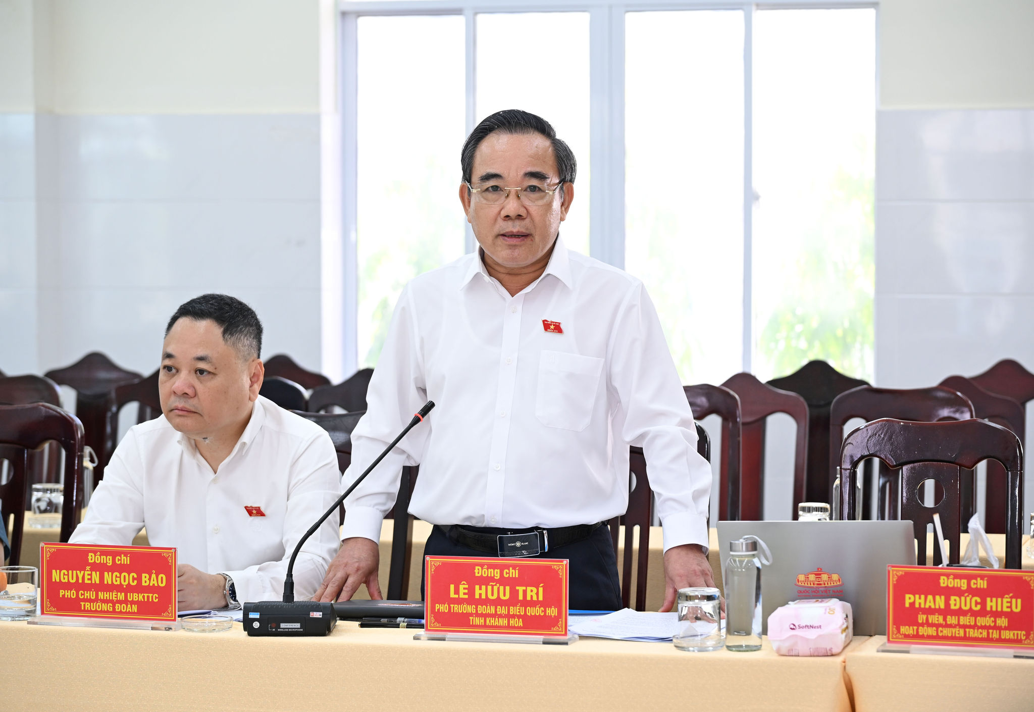 Phó Trưởng đoàn chuyên trách Đoàn Đại biểu Quốc hội tỉnh Khánh Hòa Lê Hữu Trí phát biểu.