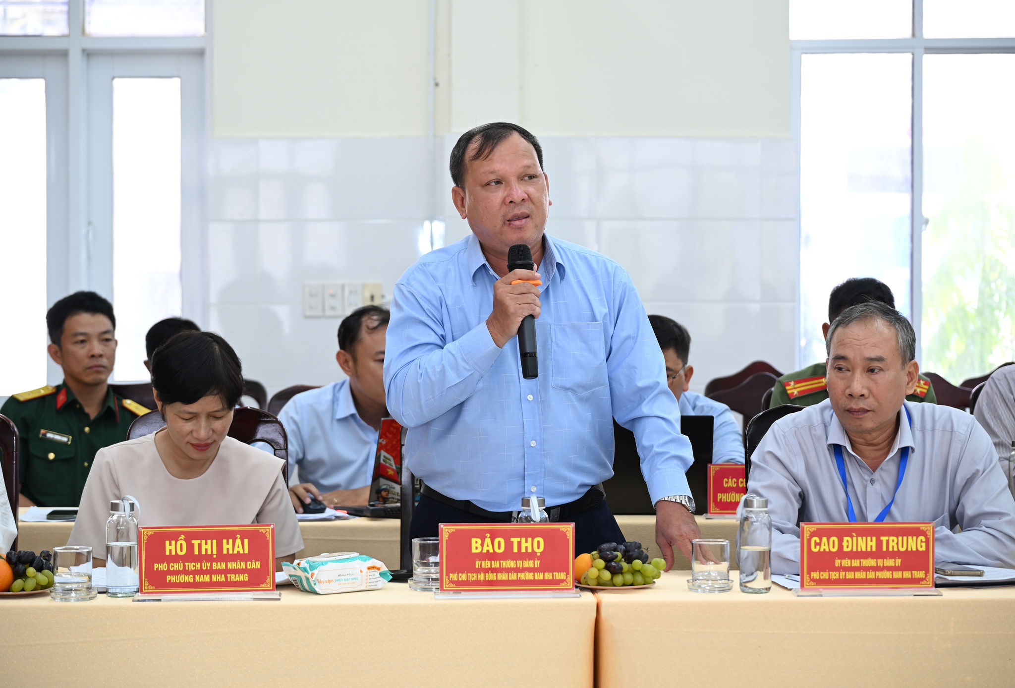 Phó Chủ tịch Thường trực UBND phường Nam Nha Trang Cao Đình Trung báo cáo đoàn công tác.