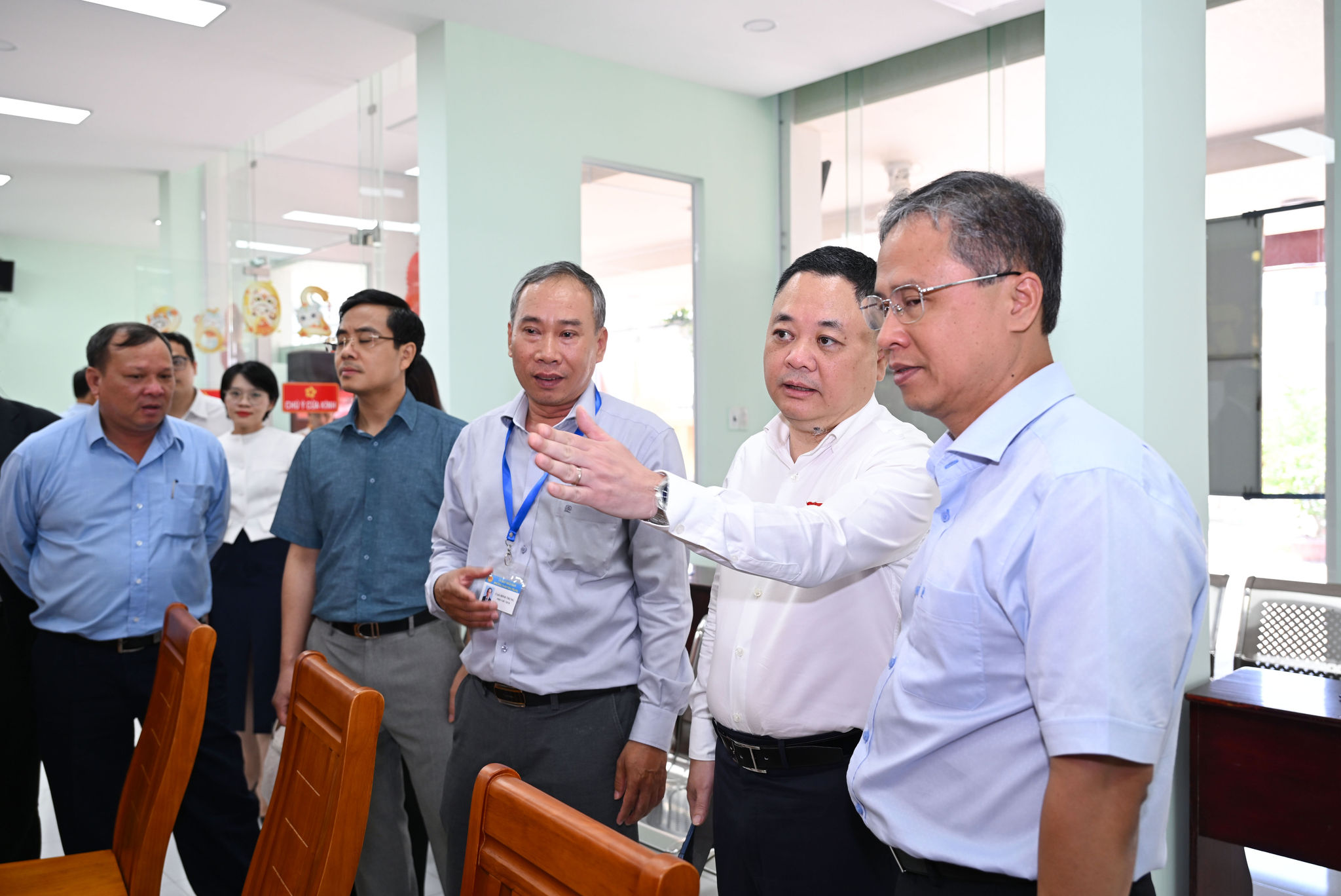 Đoàn công tác số 3 của Quốc hội khảo sát tại Trung tâm Phục vụ hành chính công phường Nam Nha Trang.