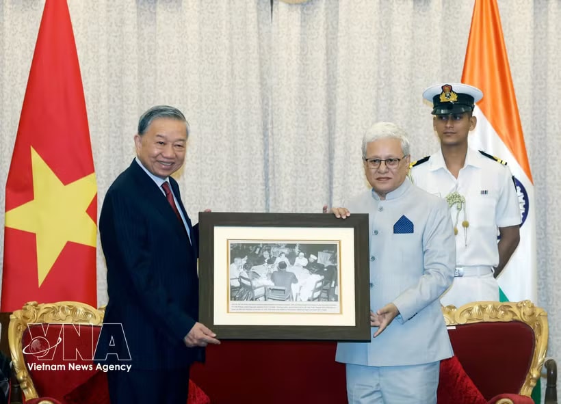 Governor of Maharashtra state Jishnu Dev Varma (right) presents General Secretary of the Communist Party of Vietnam Central Committee and State President To Lam with a photograph of President Ho Chi Minh attending a reception hosted by the Governor of Bombay (now Mumbai) during his visit to the city in February 1958. (Photo: VNA)