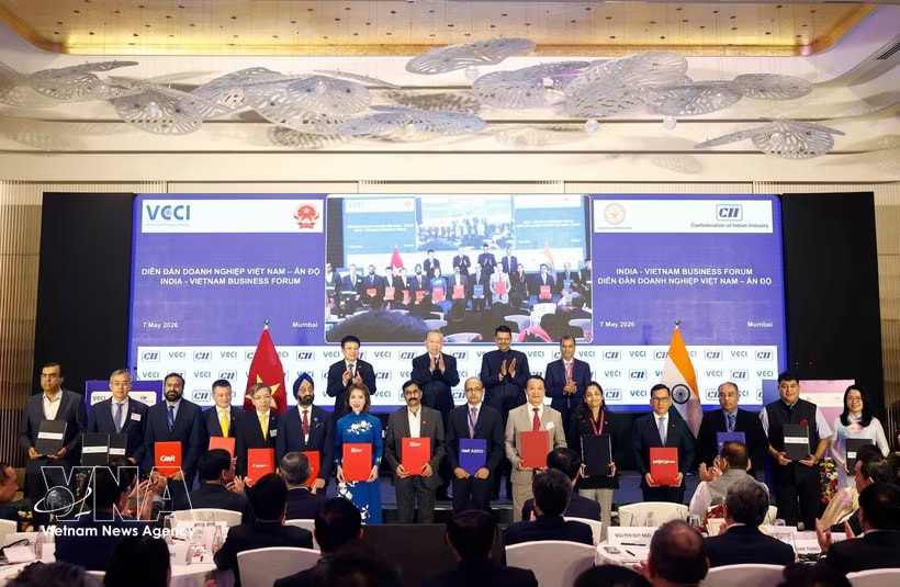 Party General Secretary and State President To Lam and Chief Minister of India's Maharashtra State Devendra Fadnavis witness the exchange of cooperation agreements between the two countries. (Photo: VNA)