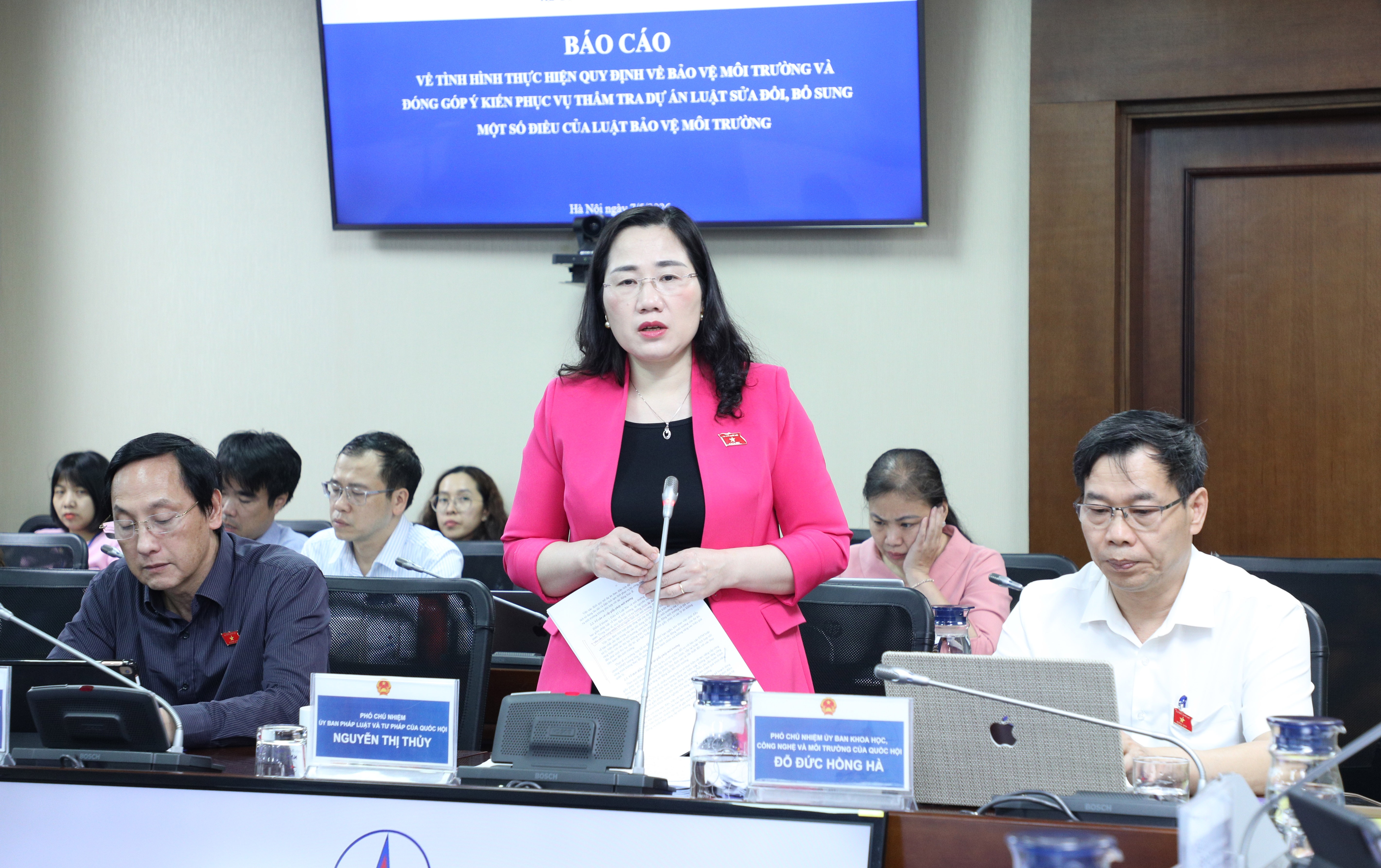La vice-présidente de la commission du droit et de la justice, Nguyen Thi Thuy, prend la parole lors de la séance de travail.
