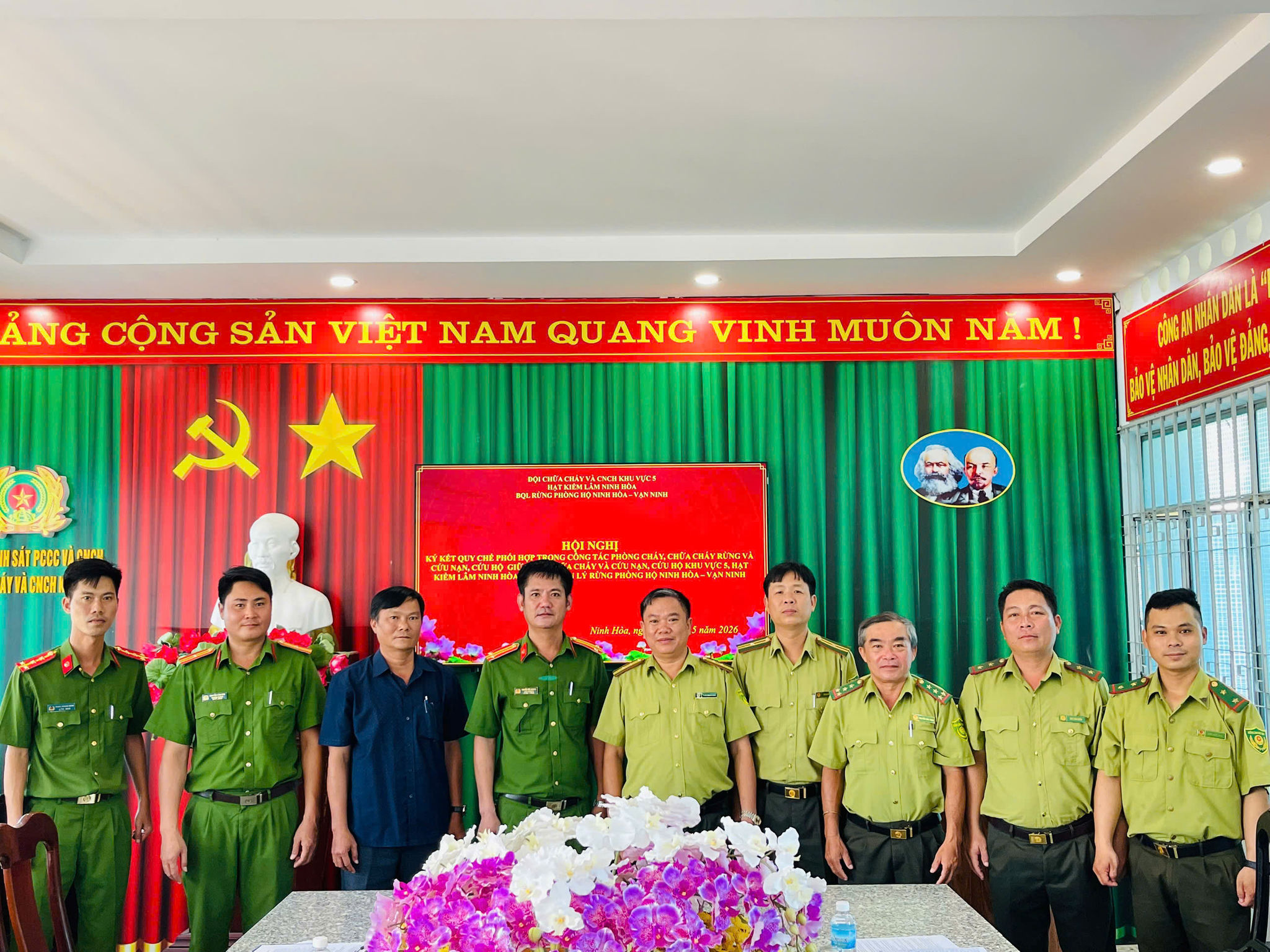 Đại diện các đơn vị thống nhất đẩy mạnh phối hợp trong công tác tuyên truyền, phổ biến pháp luật cho người dân, chủ rừng.
