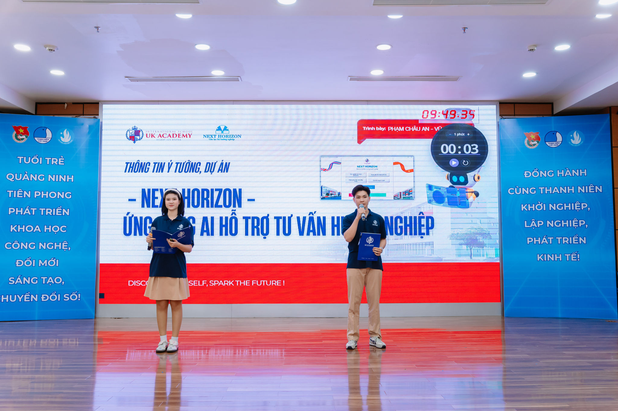 4. Vũ Anh Kiệt và Phạm Châu An thuyết trình dự án ‘Next Horizon’, ứng dụng AI trong định hướng nghề nghiệp