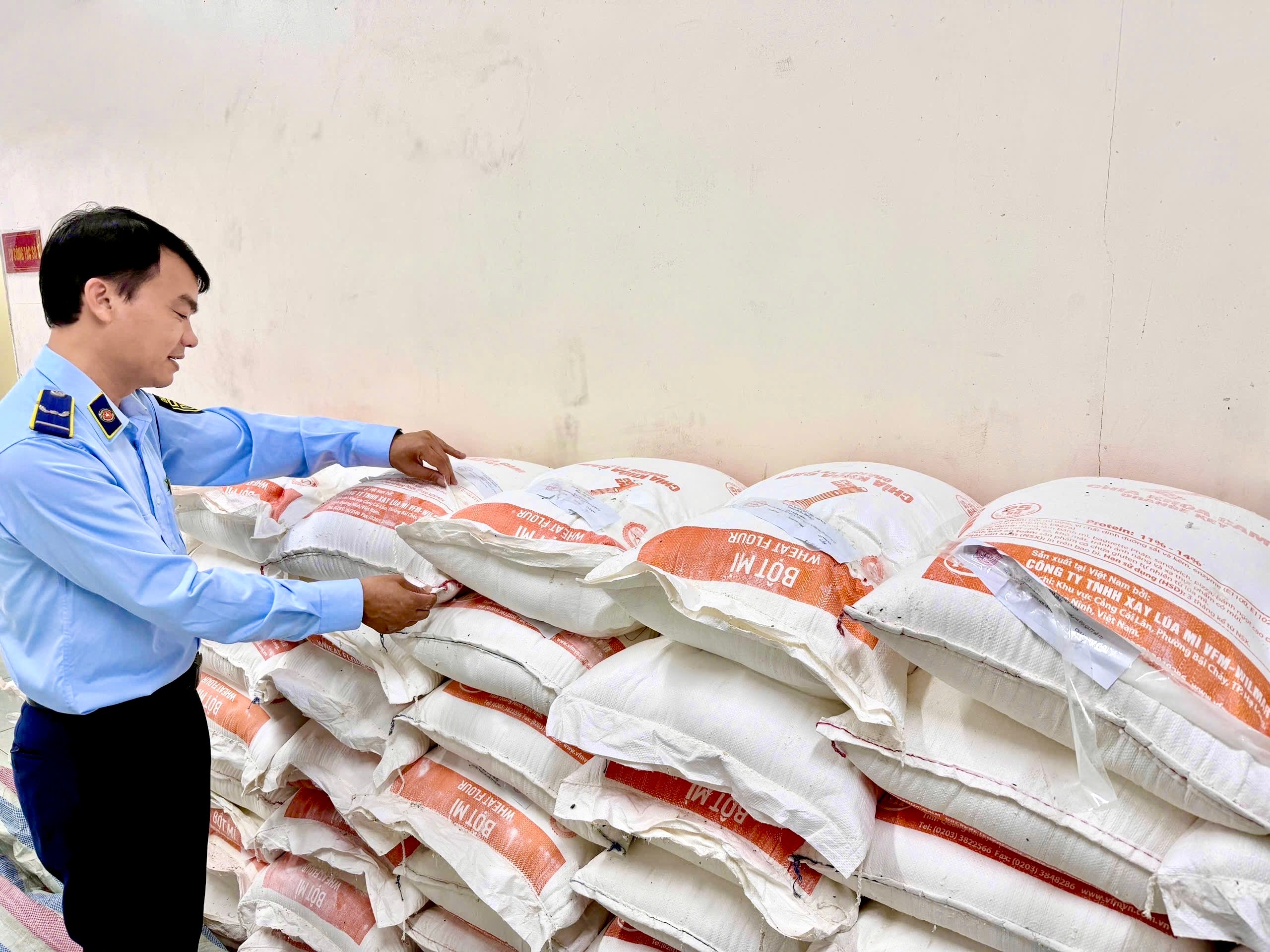 60 bao bột mỳ quá hạn sử dụng tương đương khối lượng 1,5 tấn bị lực lượng Quản lý thị trường số 15 phát hiện, kiểm tra và tạm giữ. Ảnh QLTT