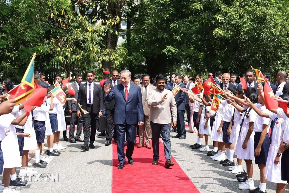 Tổng QQ8823 Nổ Hũ, QQ88k Game Bài nước Tô Lâm cùng Tổng thống Sri Lanka Anura Kumara Dissanayake đến dâng hoa trước tượng QQ88k Game Bài Hồ Chí Minh ở khuôn viên Thư viện Cộng đồng Colombo. (Ảnh: Ngọc Thúy/TTXVN) ttxvn-tong-bi-thu-chu-tich-nuoc-dang-hoa-tuong-bac-va-tham-thu-vien-cong-cong-colombo-8749651-1.jpg