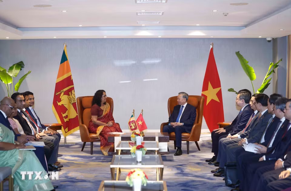 b6f7f22f928e266bec75407f7151bd35ea-_ttxvn-tong-bi-thu-chu-tich-nuoc-to-lam-hoi-kien-thu-tuong-sri-lanka-8749409-3.jpg.avif.jpg