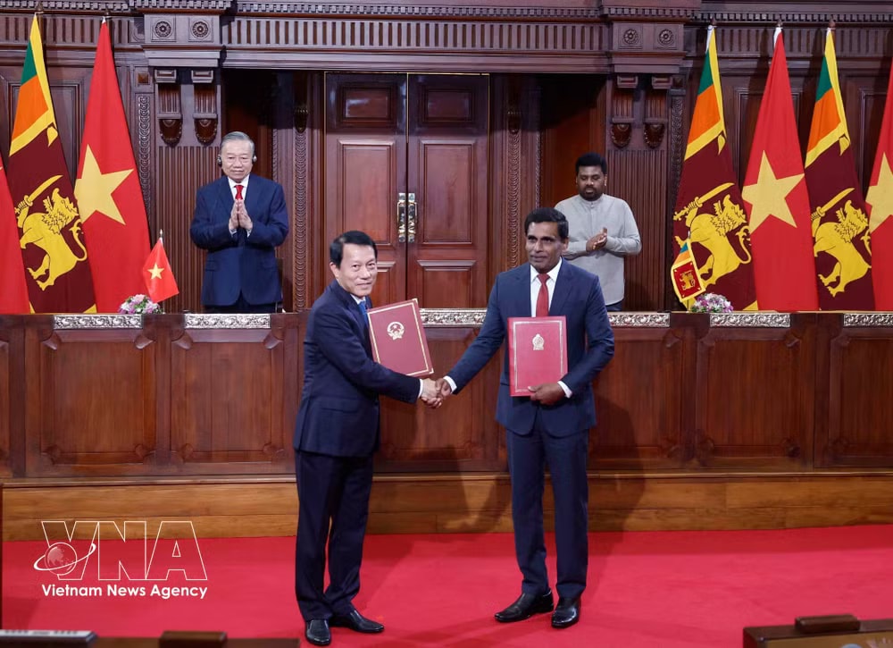 vnanet-potal-tong-bi-thu-chu-tich-nuoc-to-lam-va-tong-thong-anura-kumara-dissanayake-chung-kien-le-trao-cac-van-kien-hop-tac-8748705.jpg