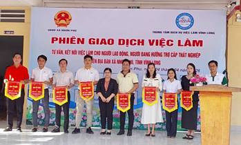 Các đơn vị, doanh nghiệp và người lao động tham dự Phiên giao dịch. Ảnh VLVL