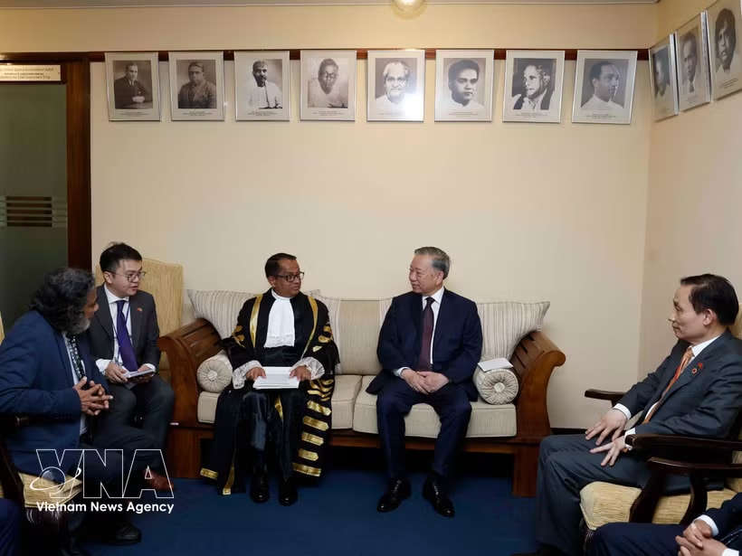 General Secretary of the Communist Party of Vietnam (CPV) Central and President of Vietnam To Lam (second, right) talks to Speaker of Sri Lanka's Parliament Jagath Wickramaratne at their meeting in Colombo on May 8 (Photo: VNA)