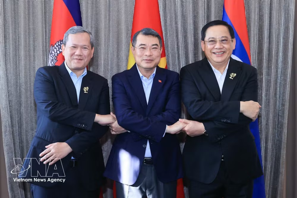 vnanet-potal-thu-tuong-ba-nuoc-campuchia-lao-viet-nam-an-sang-va-lam-viec-8747715.jpg