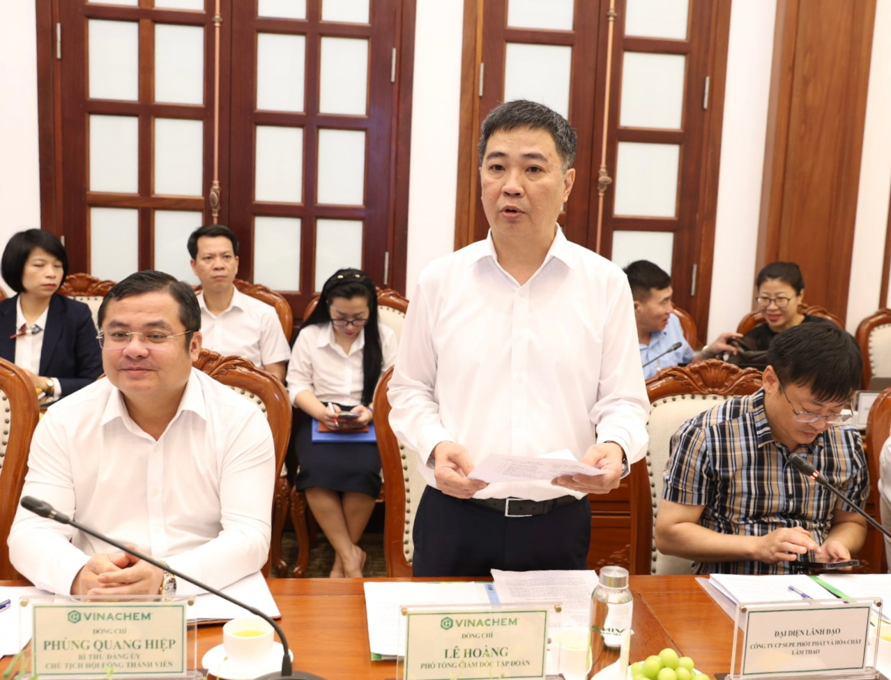 Phó Tổng giám đốc Tập đoàn Hoá chất Việt Nam Lê Hoàng báo cáo tại cuộc làm việc