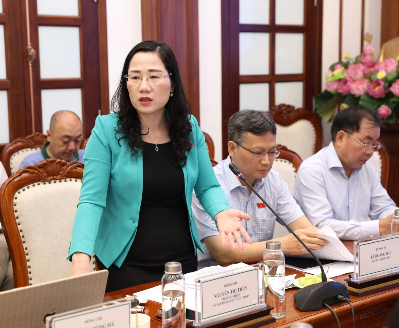 Phó Chủ nhiệm Ủy ban Pháp luật và Tư pháp Nguyễn Thị Thủy phát biểu