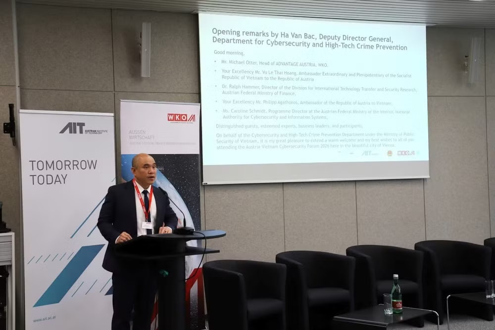 Ha Van Bac, Deputy Director General of the Department for Cybersecurity and High-Tech Crime Prevention, speaks at the Austria-Vietnam Forum on Cybersecurity recently held in Vienna, Austria. (Photo courtesy of the Vietnamese Embassy in Austria) ha-van-bac.jpg