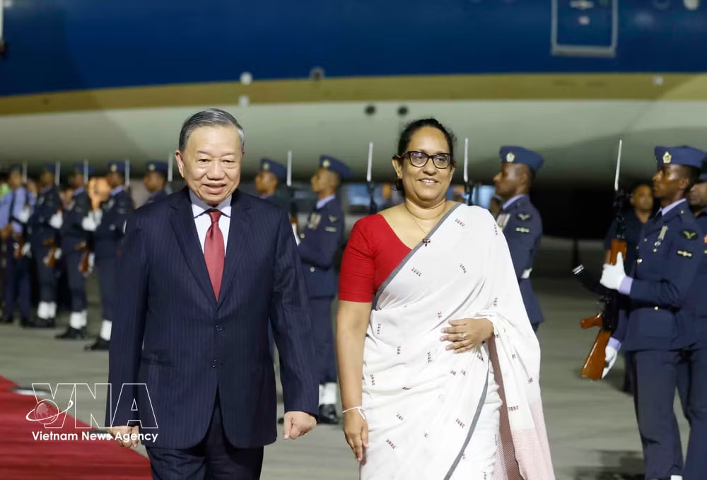 General Secretary of the Communist Party of Vietnam (CPV) Central Committee and State President To Lam and Sri Lankan Prime Minister Harini Amarasuriya at Bandaranaike International Airport in Colombo (Photo: VNA) vnanet-lam2.jpg