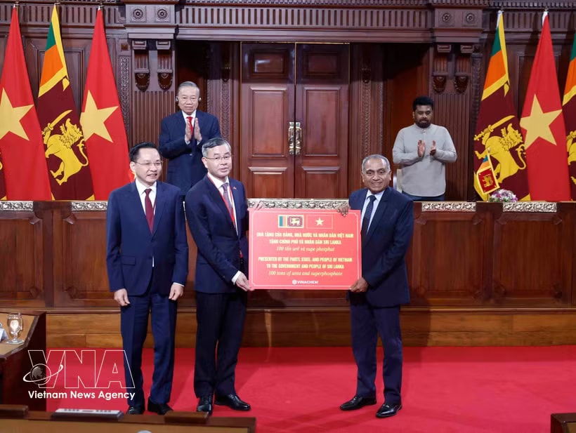 Vietnam presents 100 tonnes of urea and superphosphate fertiliser to the Government and people of Sri Lanka. (Photo: VNA)