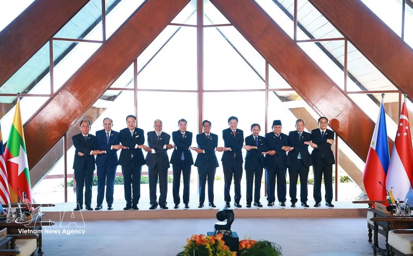Prime Minister Le Minh Hung (fifth, left) and the heads of delegations attend the retreat session of the 48th ASEAN Summit in Cebu, the Philippines, on May 8 (Photo: VNA)