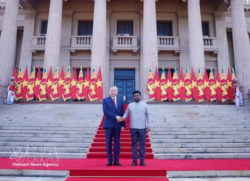 Sri Lankan President Anura Kumara Dissanayake (right) and General Secretary of the Communist Party of Vietnam Central Committee and President of Vietnam To Lam at the official welcome ceremony for the latter in Colombo on May 8, 2026 (Photo: VNA)