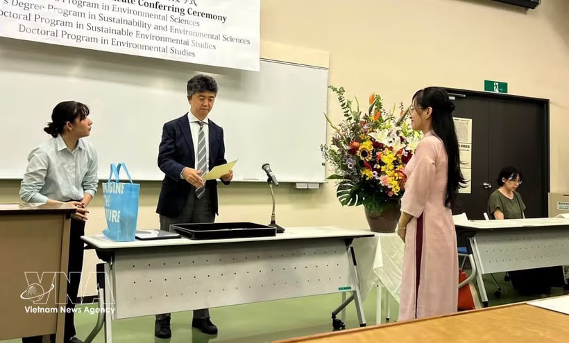 A lecturer from the Hue University's University of Economics defends doctoral dissertation at the University of Tsukuba in Japan. (Photo: VNA)