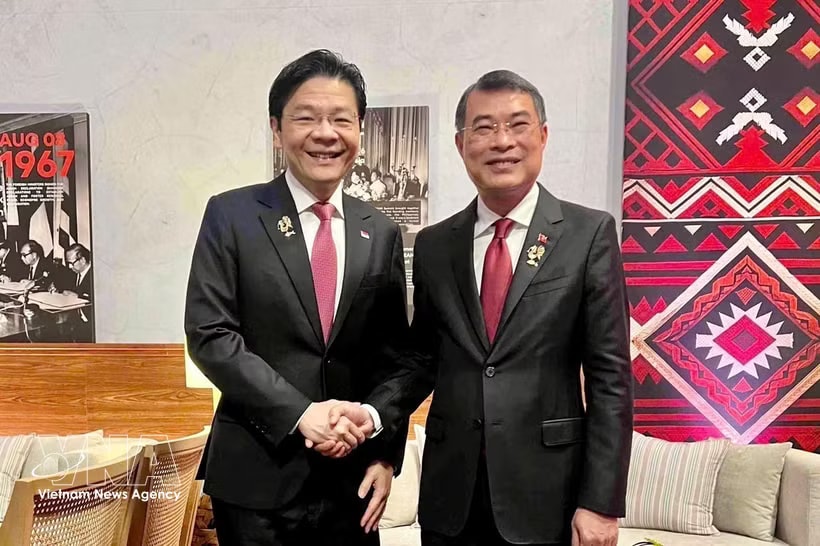 Vietnamese Prime Minister Le Minh Hung (right) and Singaporean Prime Minister Lawrence Wong at their meeting in Cebu, the Philippines, on May 8 (Photo: VNA)