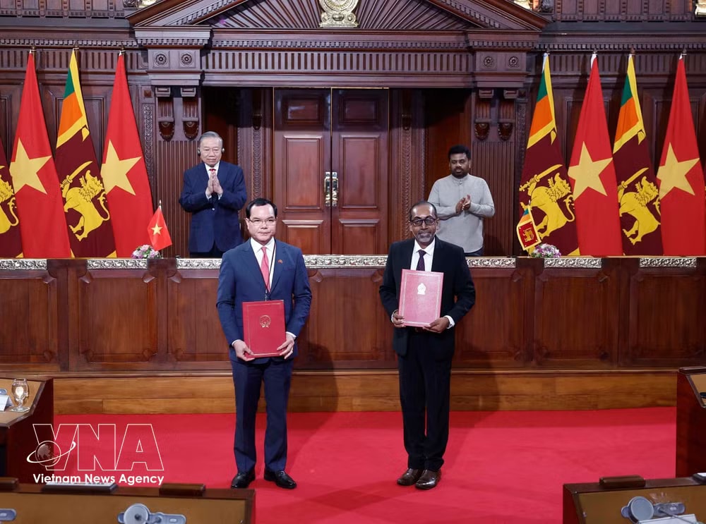 General Secretary of the Communist Party of Vietnam Central Committee and President of Vietnam To Lam and President Anura Kumara Dissanayake witness the signing ceremony of cooperation documents between the two countries on May 8, 2026. (Photo: VNA) vnanet-sri-lanka2.jpg