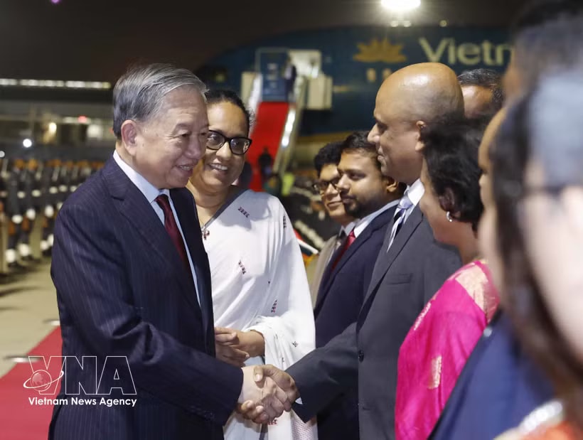 General Secretary of the Communist Party of Vietnam (CPV) Central Committee and State President To Lam and Sri Lankan Prime Minister Harini Amarasuriya at Bandaranaike International Airport in Colombo (Photo: VNA)