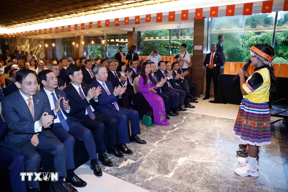 ttxvn-tong-bi-thu-chu-tich-nuoc-to-lam-gap-mat-cong-dong-nguoi-viet-nam-can-bo-va-nhan-vien-dai-su-quan-viet-nam-tai-sri-lanka-8749709-1.jpg